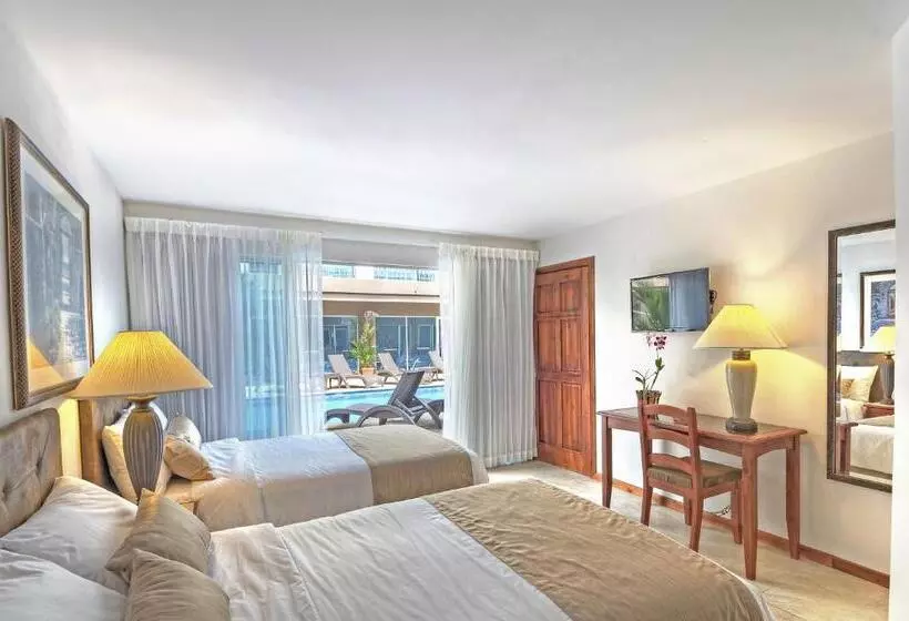 Beachfront Hotel Tramonto