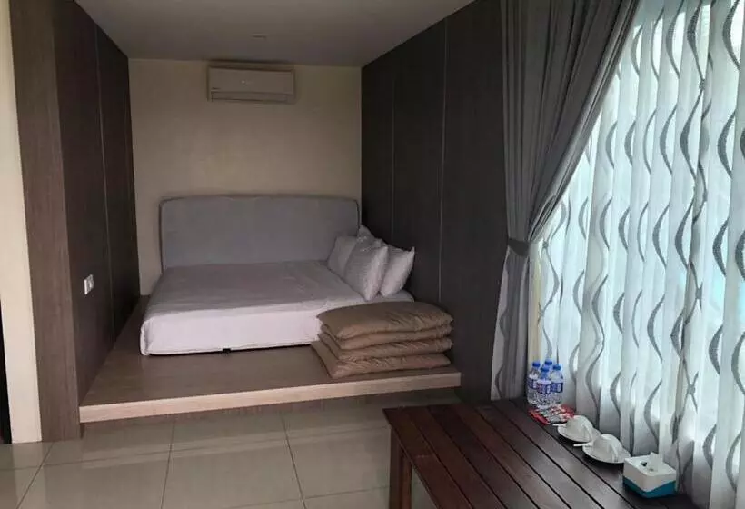 Hotelli Kluang Container Swimming Pool