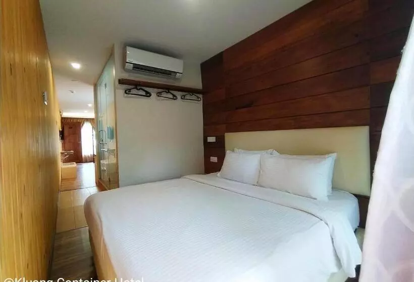 Hotelli Kluang Container Swimming Pool