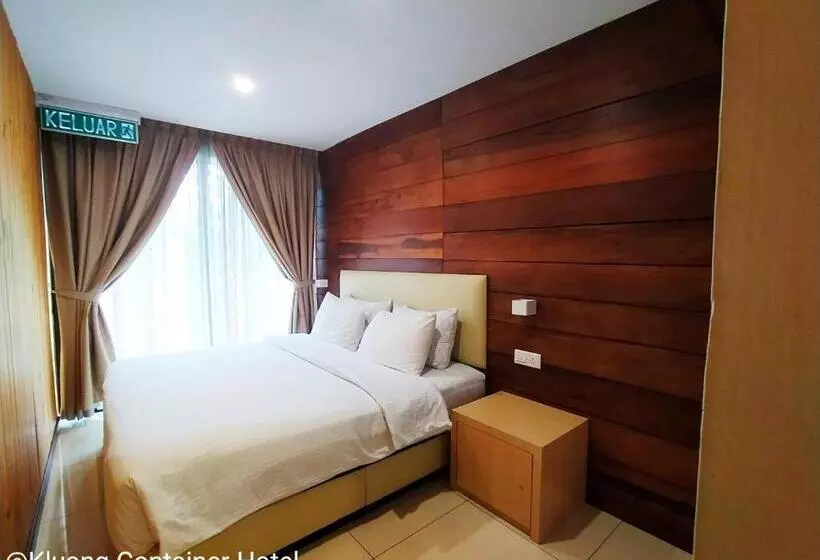 Hotelli Kluang Container Swimming Pool