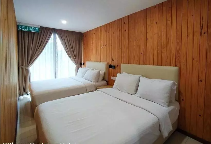 Hotelli Kluang Container Swimming Pool