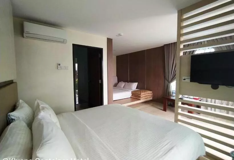 Hotelli Kluang Container Swimming Pool