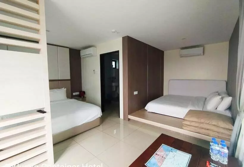 Hotelli Kluang Container Swimming Pool