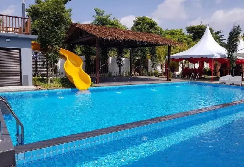 Hotelli Kluang Container Swimming Pool