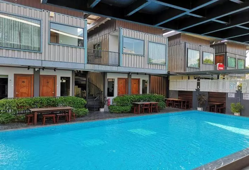 Hotelli Kluang Container Swimming Pool