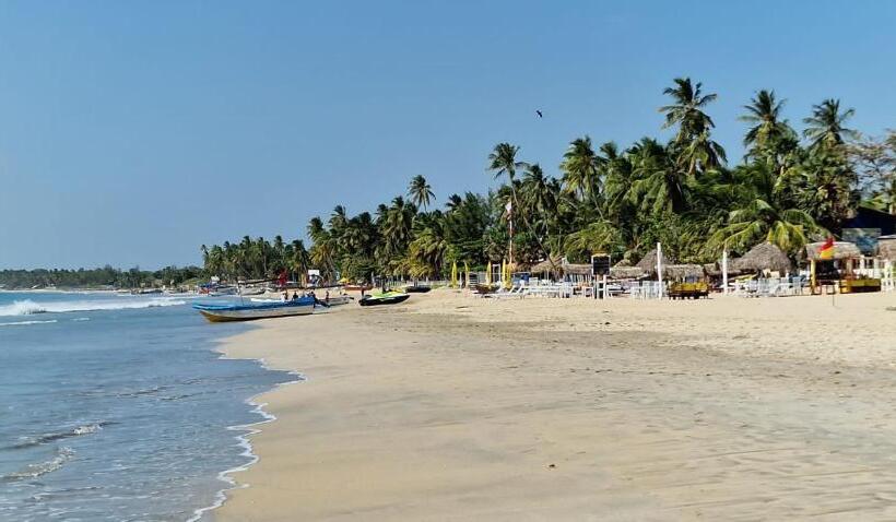 فندق Lucky Beach Resort