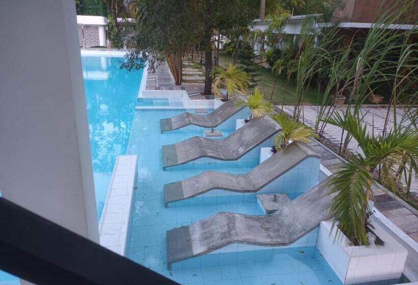 فندق Lucky Beach Resort