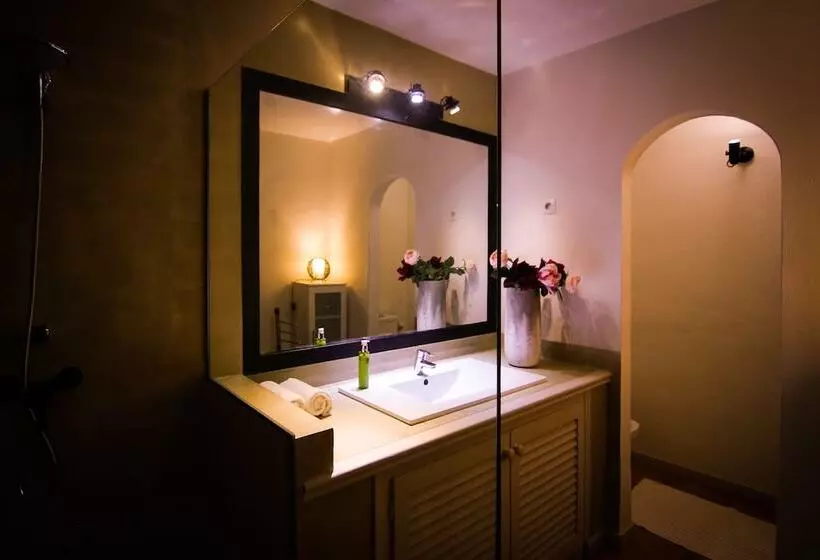 Villa The Rock Legends