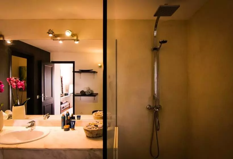 Villa The Rock Legends