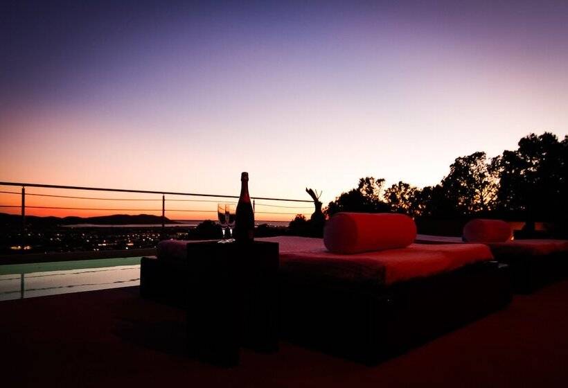 Villa The Rock Legends