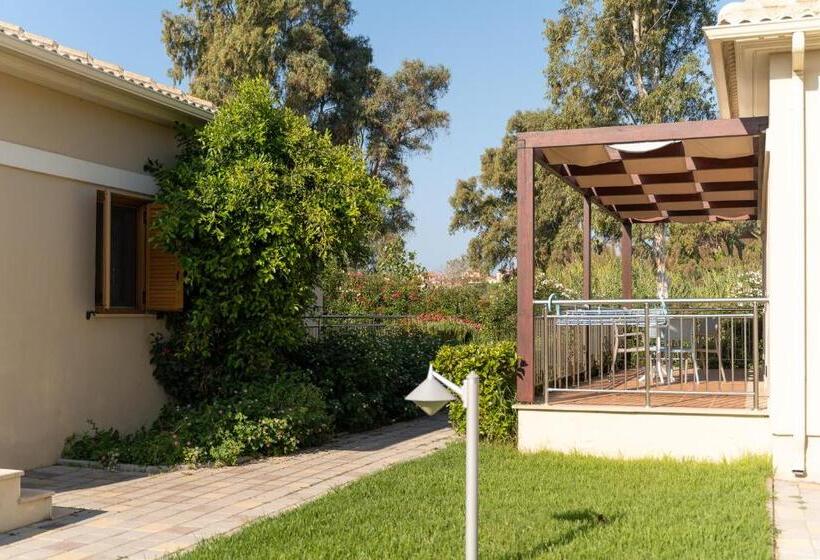 Отель Niriides Luxury Villas