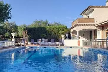 ホテル & Restaurant Figueres Parc