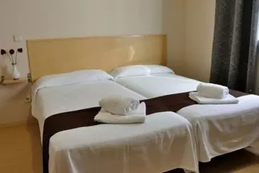 هتل Hostal Falfes