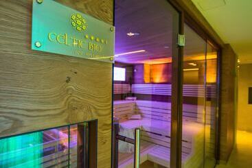 Norica Thermenhotels Gastein Mit Dem Bademantel Direkt In Die Therme