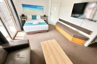 Отель Top Of The Town Motor Inn