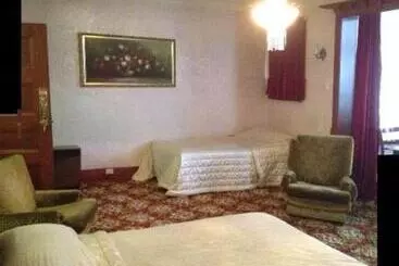 Motel Mayfair On Cavell