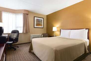 Отель Travelodge By Wyndham Toronto East