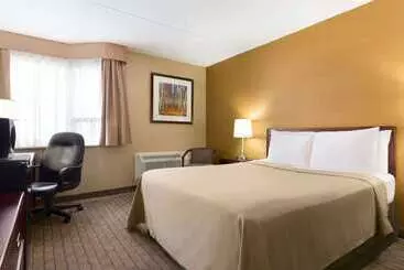 Отель Travelodge By Wyndham Toronto East