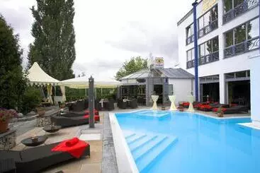 هتل Der Heidehof Conference & Spa Resort