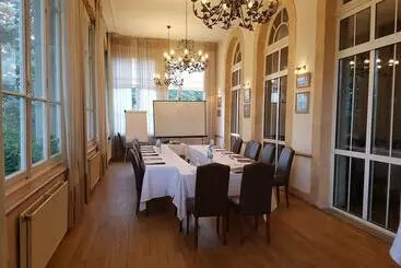 Hotel Chateau Des Comtes De Challes