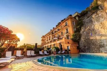 Отель Hôtel La Pérouse Nice Baie Des Anges   Recently Fully Renovated