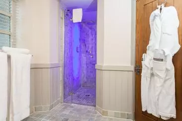 The Farmhouse Hotel And Restaurant