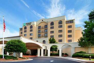 בית מלון כפרי Embassy Suites By Hilton Greensboro Airport