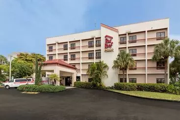 בית מלון כפרי Red Roof Plus Miami Airport