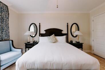 Hotel Beachside Resort & Residences