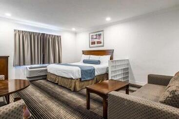 בית מלון כפרי Rodeway Inn & Suites Pacific Coast Highway