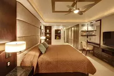 Lahaina Shores Beach Resort