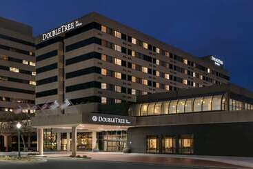 هتل Doubletree By Hilton Canton Downtown