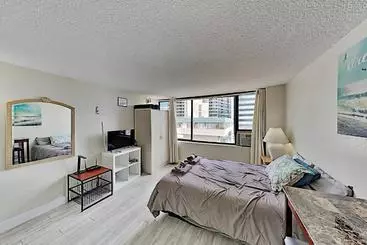 Hawaiian Monarch - Gym & Pool - Walk To The Beach Hotel Room