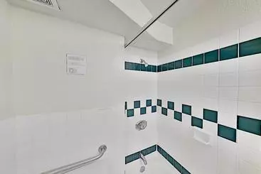 Hawaiian Monarch - Gym & Pool - Walk To The Beach Hotel Room