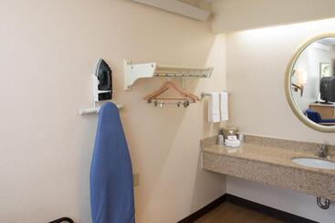 בית מלון כפרי Red Roof Inn Cincinnati Northeast  Blue Ash