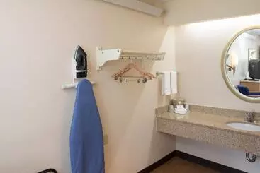 בית מלון כפרי Red Roof Inn Cincinnati Northeast  Blue Ash