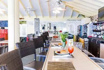 בית מלון כפרי Sebastians On The Beach