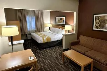 هتل Quality Suites Near West Acres