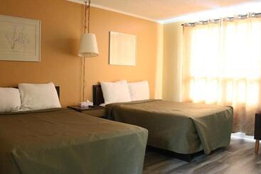 فندق Travellers Inn