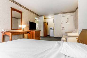 בית מלון כפרי Quality Inn & Suites Silicon Valley