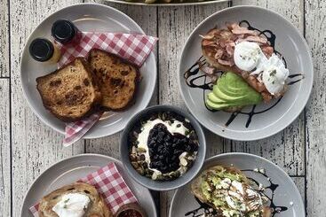 מלון דירות The Charles Boutique Hotel & Dining