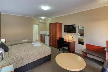 Top Of The Town Motel & Apartments