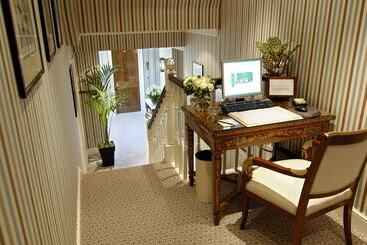 هتل Egerton House