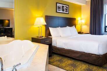 Comfort Hotel & Suites