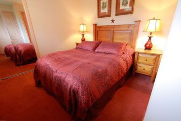 هتل Town Plaza Suites By Golden Dreams