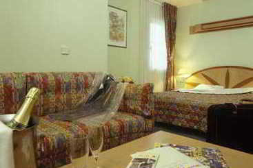 Hotel Median Roissy CDG Airport