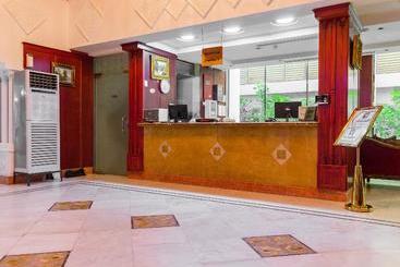 Oyo 148 Shathi Almas Hotel Suites