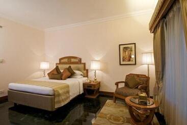 בית מלון כפרי The Ummed Ahmedabad Airport