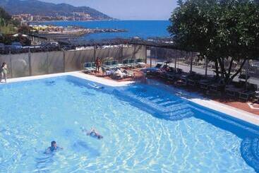 ホテル Bellevue Et Mediterranée