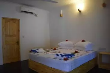 هتل Thoddoo Beach Holiday Inn